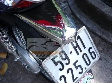 Các phụ kiện inox được ốp ở phần đuôi đèn xe Wave RSX