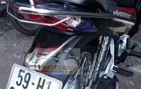 Đuôi đèn inox được lắp đặt cho phần sau của xe Wave