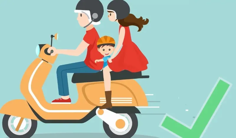 Mẹ bế trẻ sơ sinh quấn khăn ủ cẩn thận khi di chuyển bằng xe máy, minh họa tầm quan trọng của allintitle:cách đi xe máy an toàn khi chở trẻ.