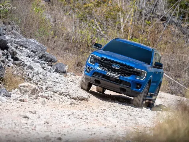 Ford Everest Máy Dầu, Mẫu SUV 7 Chỗ Bền Bỉ Với Khả Năng Vận Hành Mạnh Mẽ.