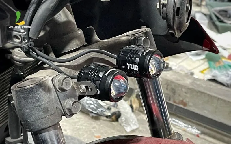 Lắp đặt đèn LED bi cầu mini trợ sáng xe máy ở nhiều vị trí khác nhau