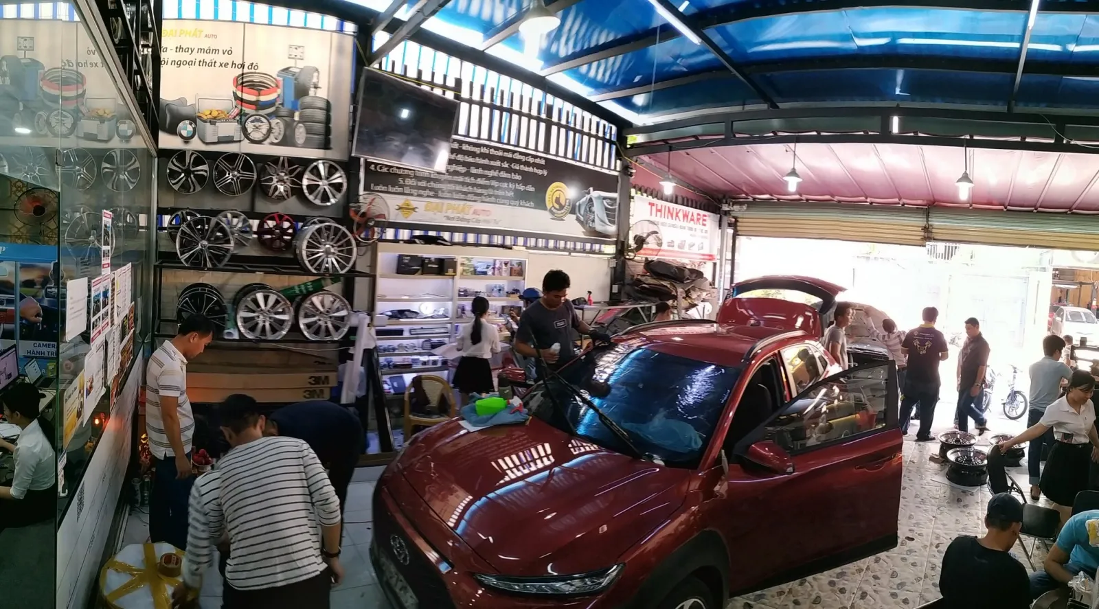 Ảnh tổng quan một garage sửa chữa với nhiều thiết bị chuyên dụng, tạo cảm giác về sự chuyên nghiệp và kỹ thuật cao