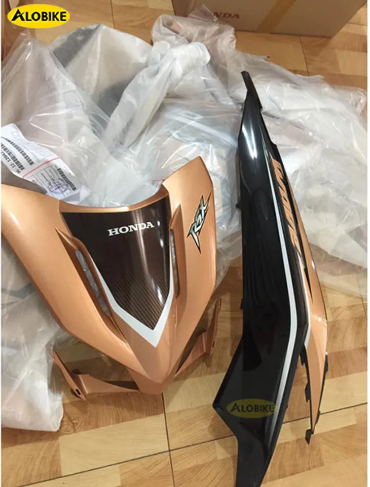 Dàn áo Wave RSX 110 2012 màu vàng đồng, bộ vỏ nhựa giúp xe cứng cáp hơn.