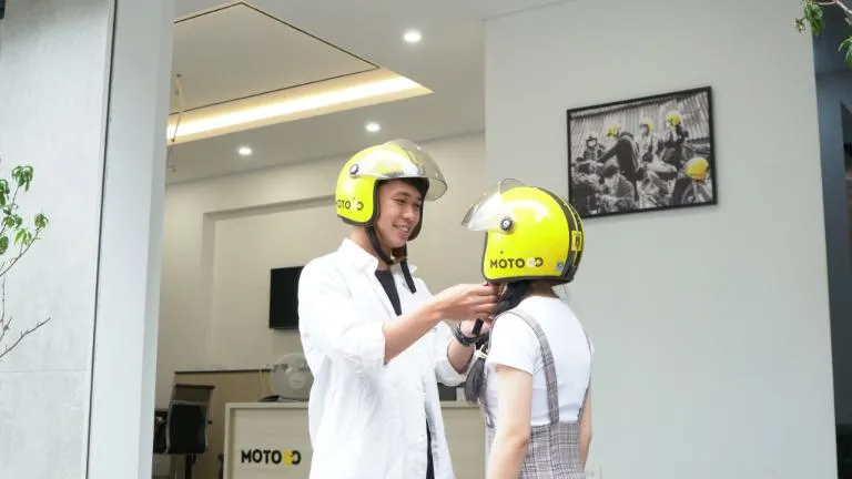 Quy định bắt buộc về đội mũ bảo hiểm và mang theo giấy tờ khi sử dụng xe thuê ở Hà Nội