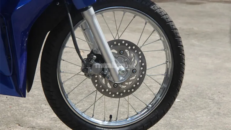 Bánh xe vành đúc 17 inch trang bị phanh đĩa trước trên xe Wave 125i Thái Lan