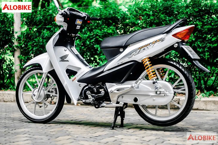 Một phiên bản Wave Alpha trắng đã được độ kiểng, thể hiện sự đa dụng của xe