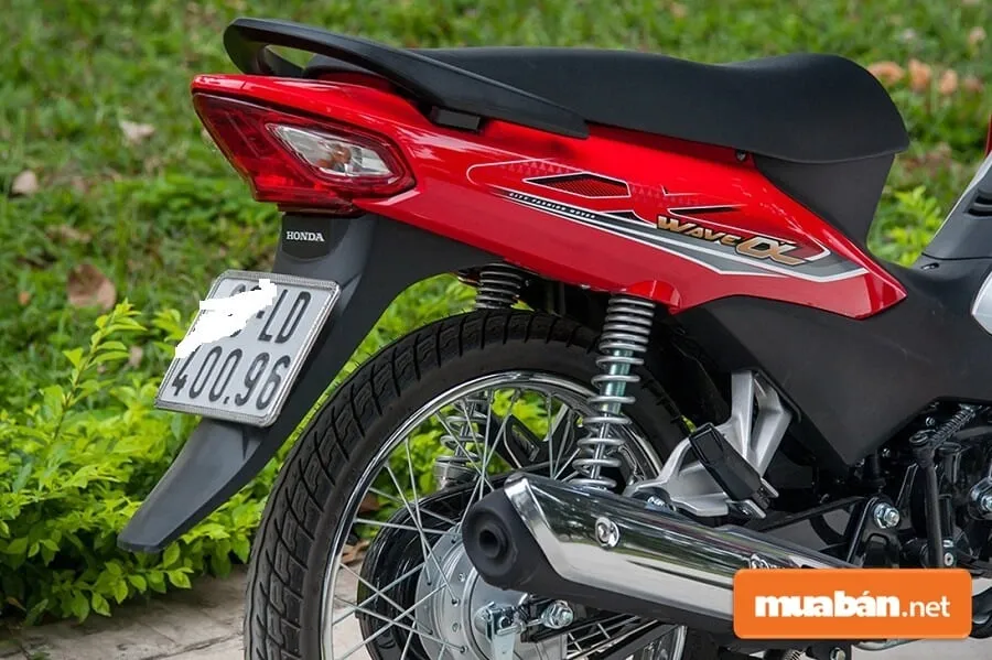 Honda Wave Alpha có khối lượng bản thân 98kg, thể hiện tính gọn nhẹ và dễ dàng điều khiển