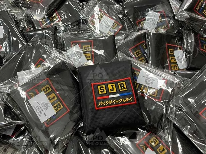 Hình ảnh minh họa - Chi tiết tem in trên vỏ yên xe wave độ.