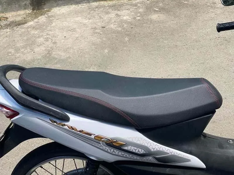 Bảng giá yên xe wave lắp đặt yên mới hoàn toàn tham khảo.