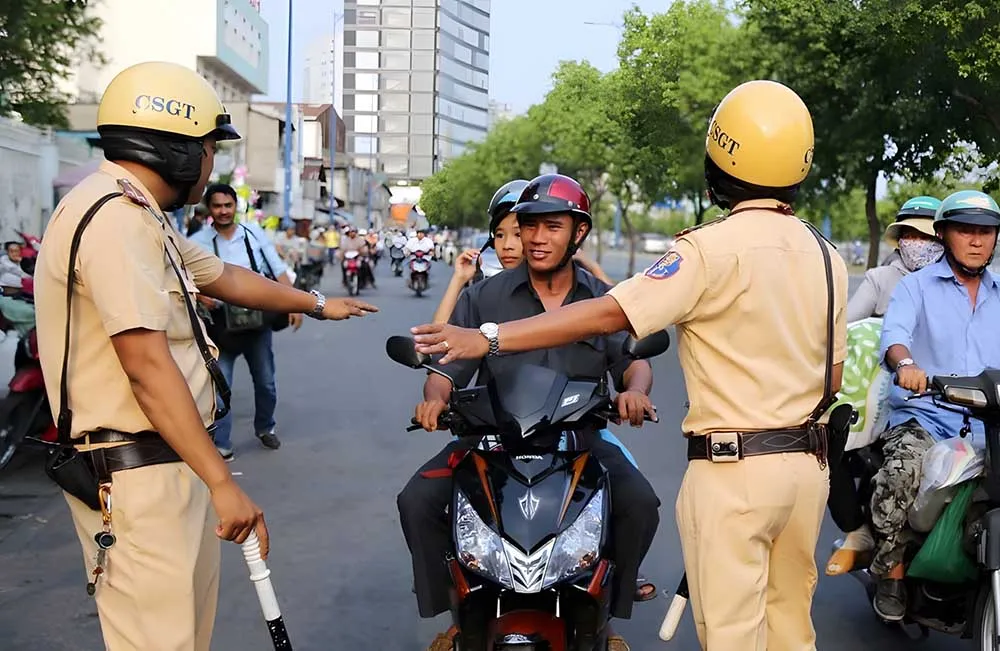 Giải đáp thắc mắc về quy trình và thủ tục xử lý khi bị cơ quan chức năng tạm giữ hoặc tước giấy phép lái xe