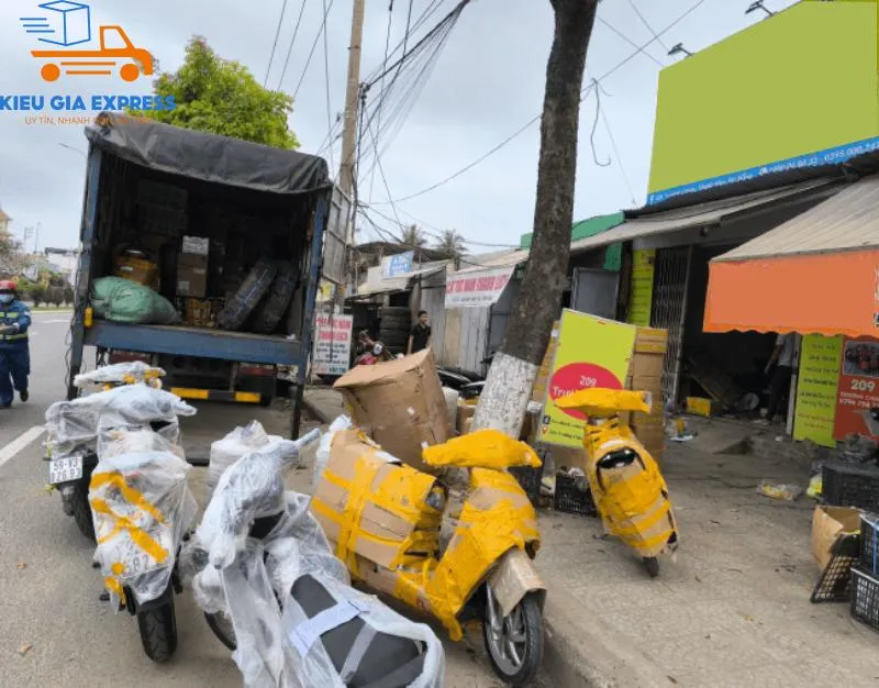 Quy trình tiếp nhận và kiểm tra tình trạng xe khi gửi xe máy đi Phú Quốc.