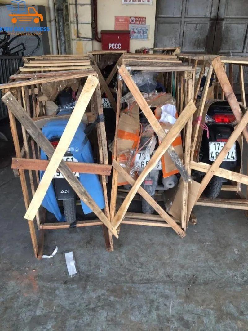 Khách hàng kiểm tra và nhận lại xe máy an toàn tại cảng Phú Quốc sau khi vận chuyển từ Rạch Giá.