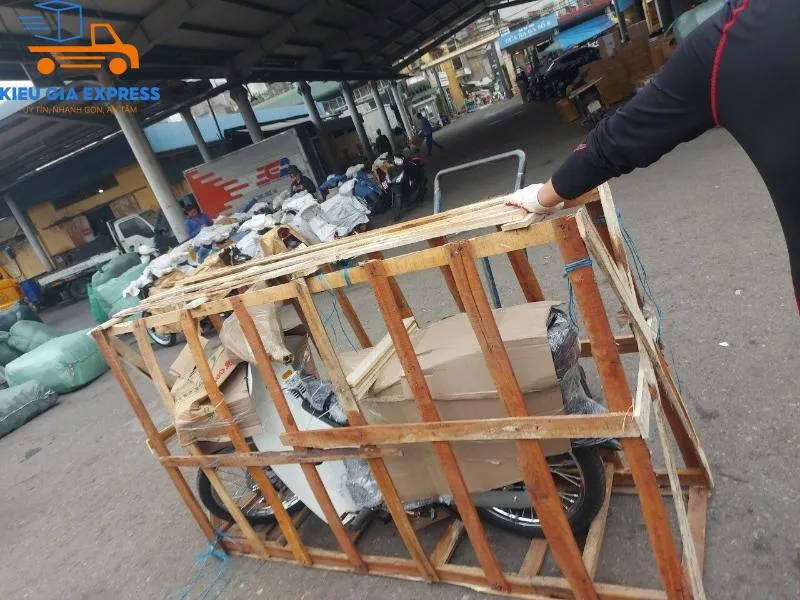 Hợp đồng và biên lai dịch vụ gửi xe máy từ Rạch Giá ra Phú Quốc của công ty logistics.