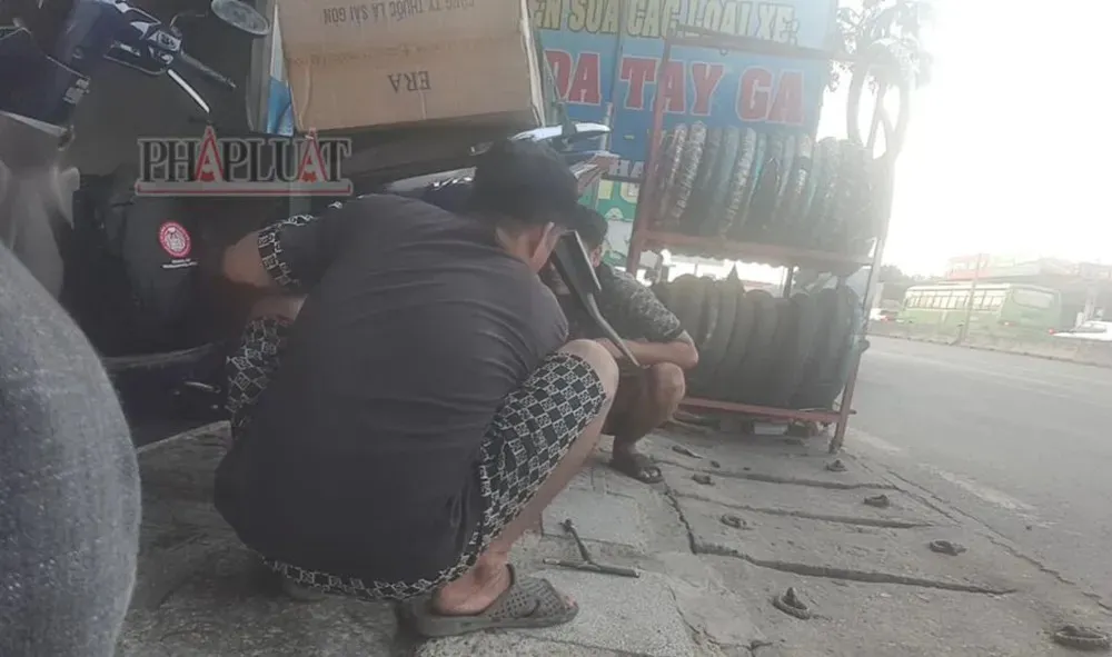 Trao Đổi Bí Mật Về Mánh Khóe Tạo Lỗi Xe Máy Nhằm Lừa Đảo Khách Du Lịch Đường Dài