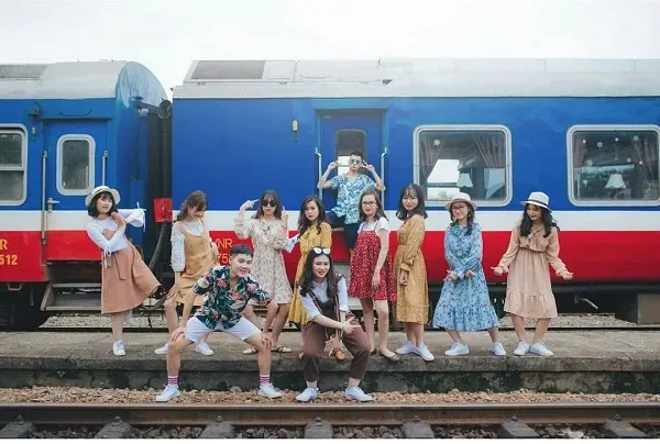 Hình ảnh đoàn tàu hỏa chạy qua khung cảnh núi rừng và ruộng bậc thang hùng vĩ