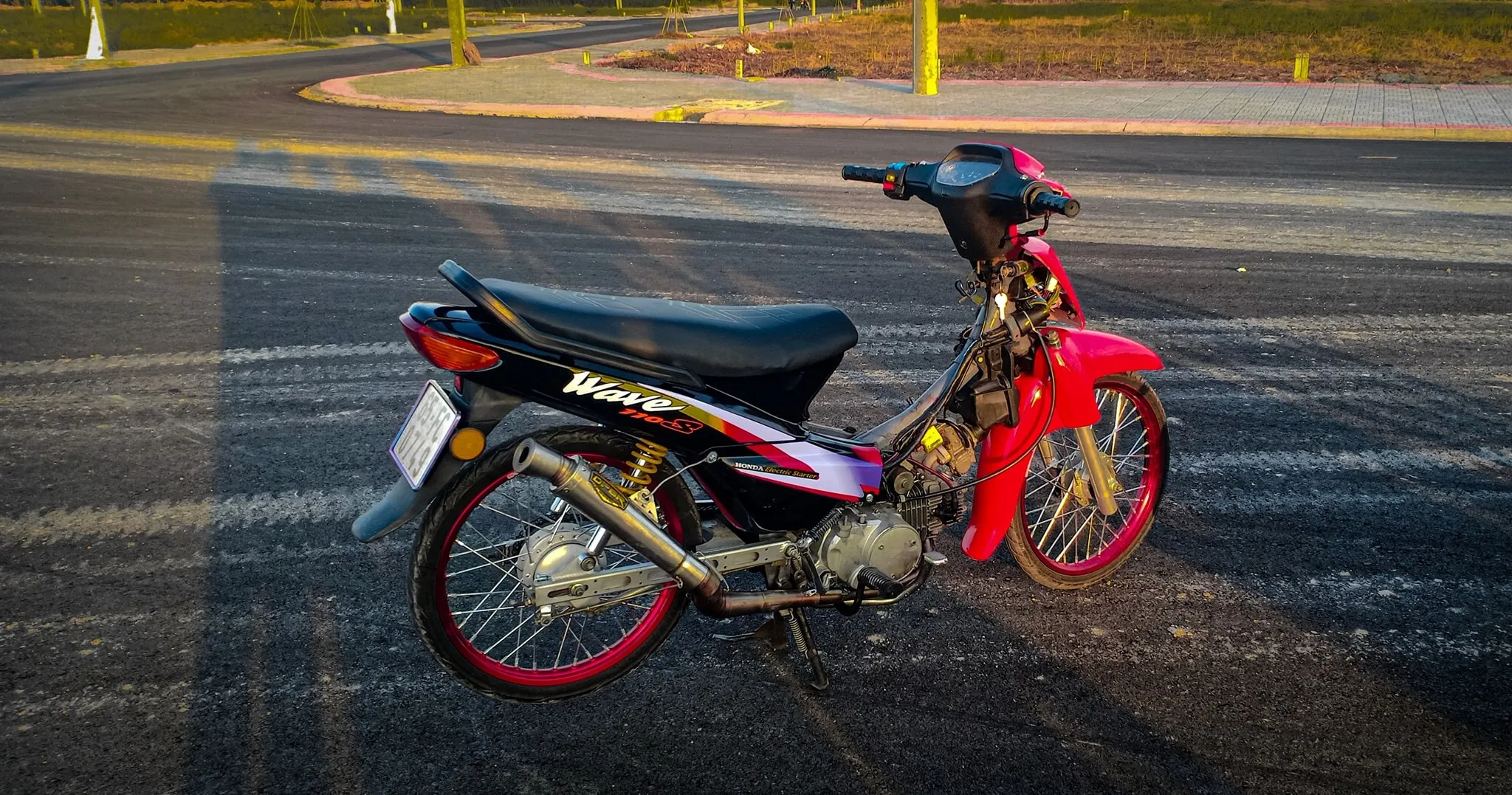 Mẫu xe Wave độ kiểng với tay lái trần và đồng hồ hiển thị LCD, mang lại cảm giác hiện đại.