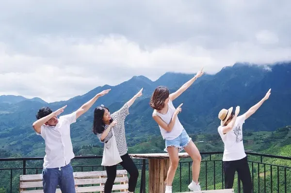 Hình ảnh một góc Sapa với sương mù và núi non hùng vĩ