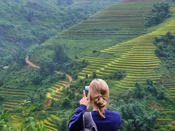 Hình ảnh nhóm bạn trẻ đang đi phượt bằng xe máy qua những con đường đèo uốn lượn