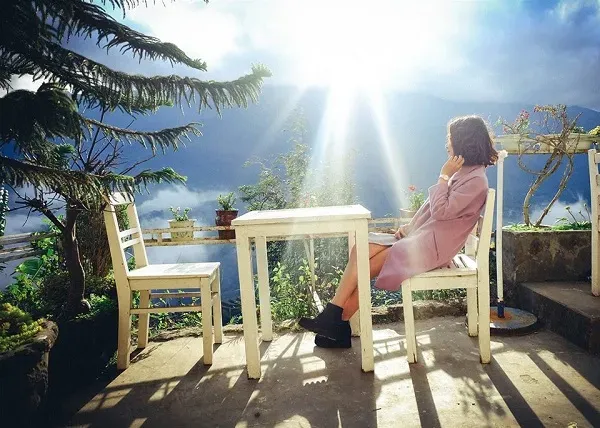 Hình ảnh Sapa chìm trong sương sớm với các tòa nhà và khu chợ sầm uất