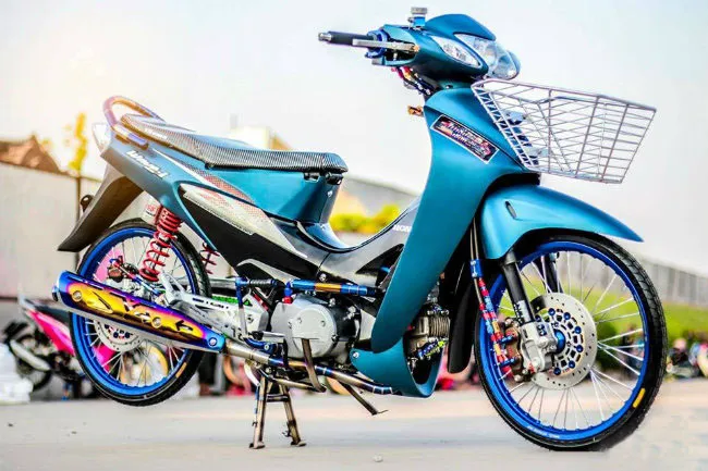 Xe Wave độ màu xanh ngọc bích, sử dụng các chi tiết kim loại sáng bóng, tạo sự sang trọng và khác biệt.