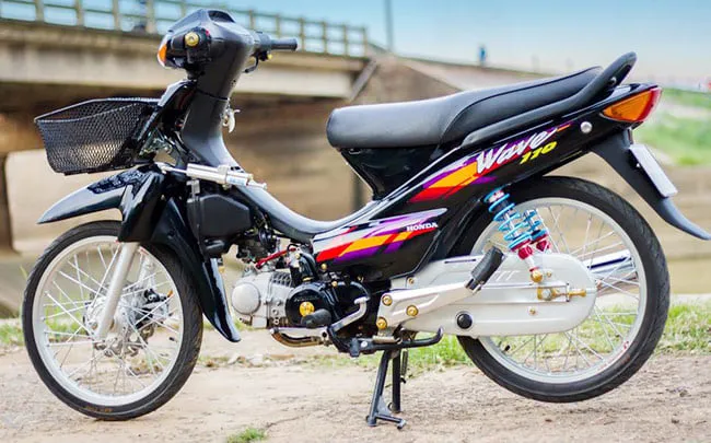 Hình ảnh xe Wave 110 độ kiểng, nhấn mạnh vào hệ thống phanh đĩa lớn