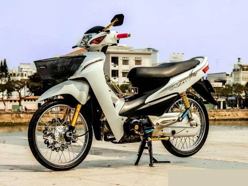 Wave Alpha độ kiểng đẹp với tông màu trắng chủ đạo và phụ kiện sáng bóng