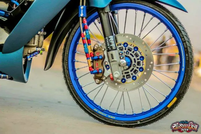 Wave 50 độ kiểng nhẹ, dàn áo màu xanh ngọc bích, tối ưu hóa thẩm mỹ