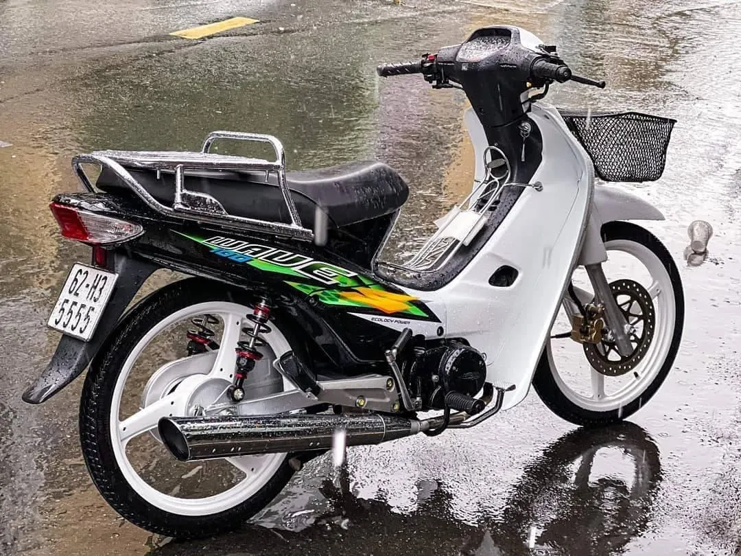 Ảnh xe Wave độ với biển số đẹp, được kết hợp hài hòa với tổng thể xe, tăng thêm giá trị thẩm mỹ và sưu tầm.