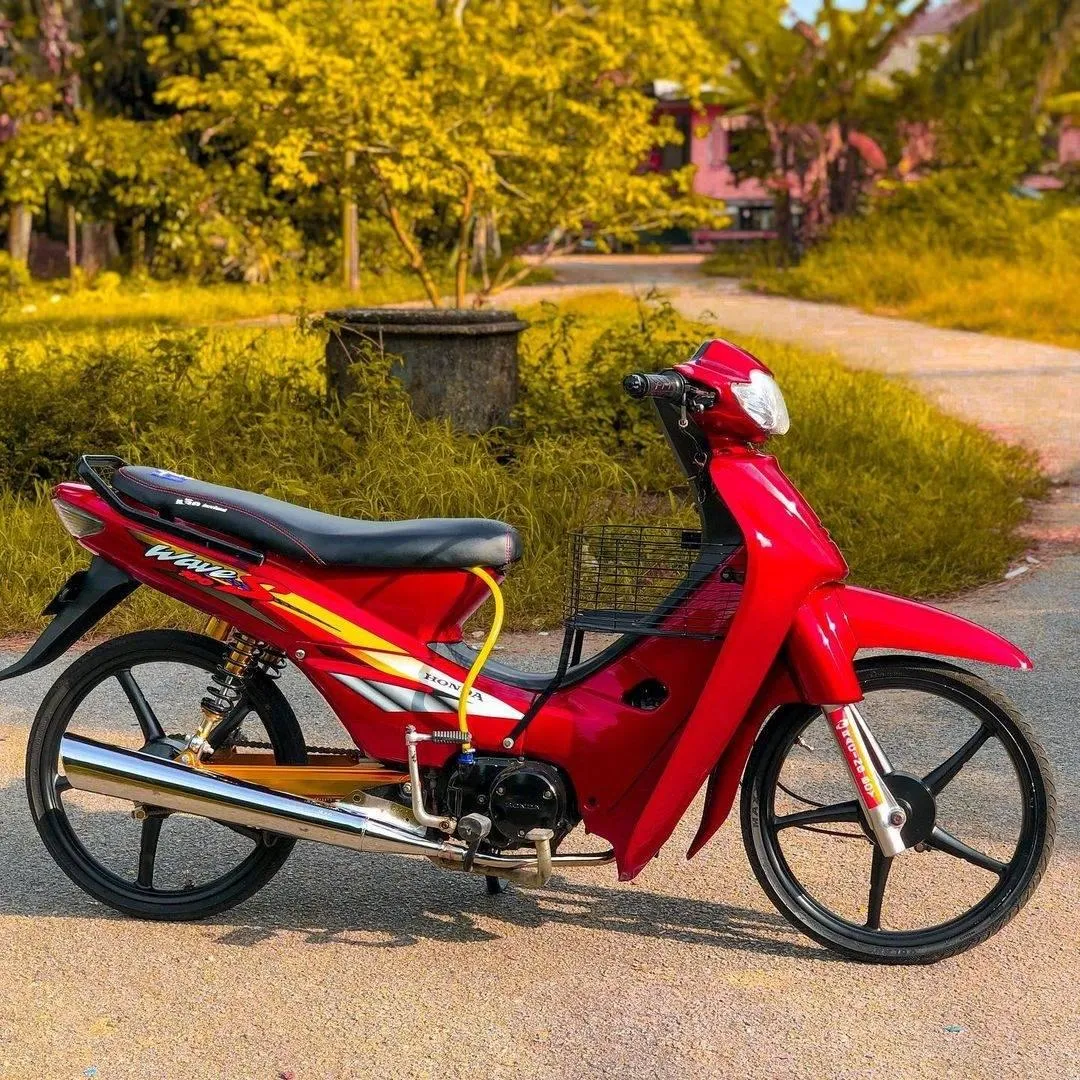 Hình ảnh xe Wave độ kiểng màu đỏ nổi bật với các chi tiết kim loại sáng bóng