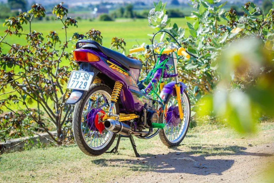 Hình ảnh xe Wave độ kiểng không vỏ trước, phô diễn các chi tiết máy và bánh xe