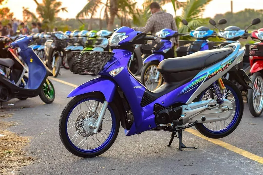 Xe Wave độ kiểng với màu sơn tím độc đáo và phụ kiện hàng hiệu