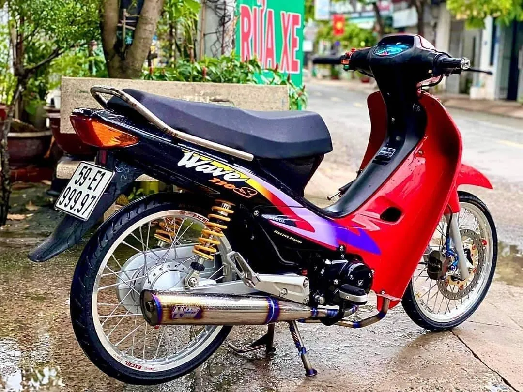 Mẫu xe Wave độ kiểng tông màu tối, sử dụng niềng nhôm màu đen, tạo phong cách huyền bí, mạnh mẽ.