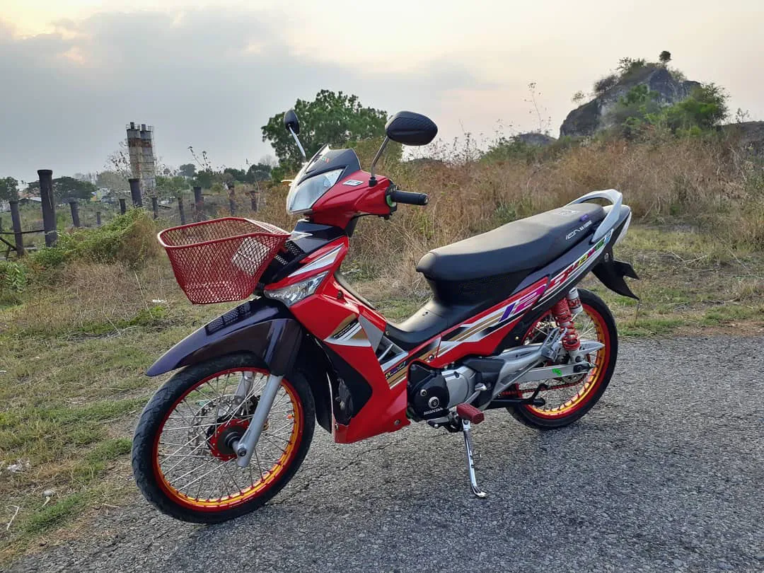 Một chiếc Wave độ kiểng theo hướng thể thao, tập trung vào phụ kiện hiệu suất