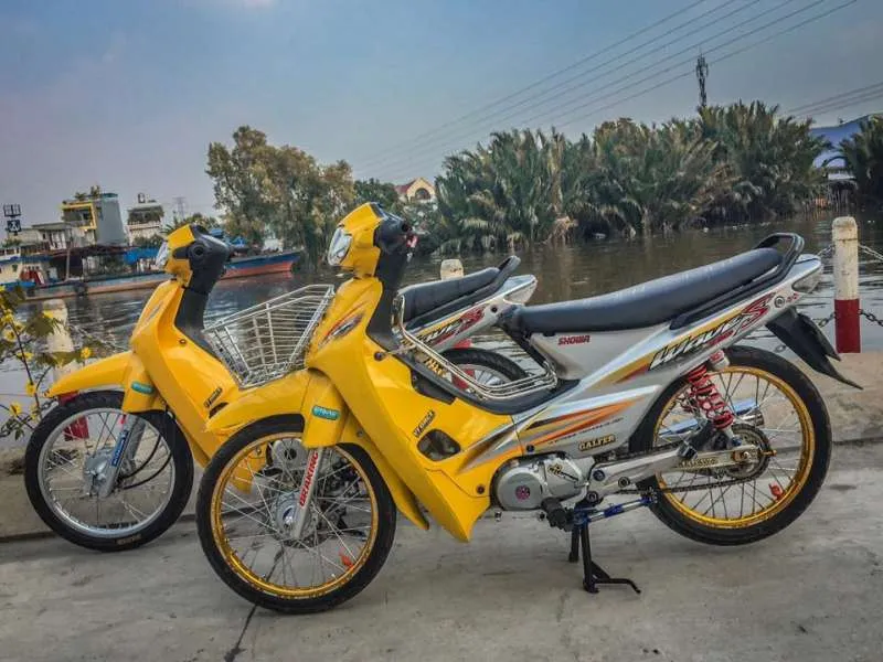 Mẫu xe Wave độ kiểng với màu sơn vàng nổi bật và đồng hồ độ