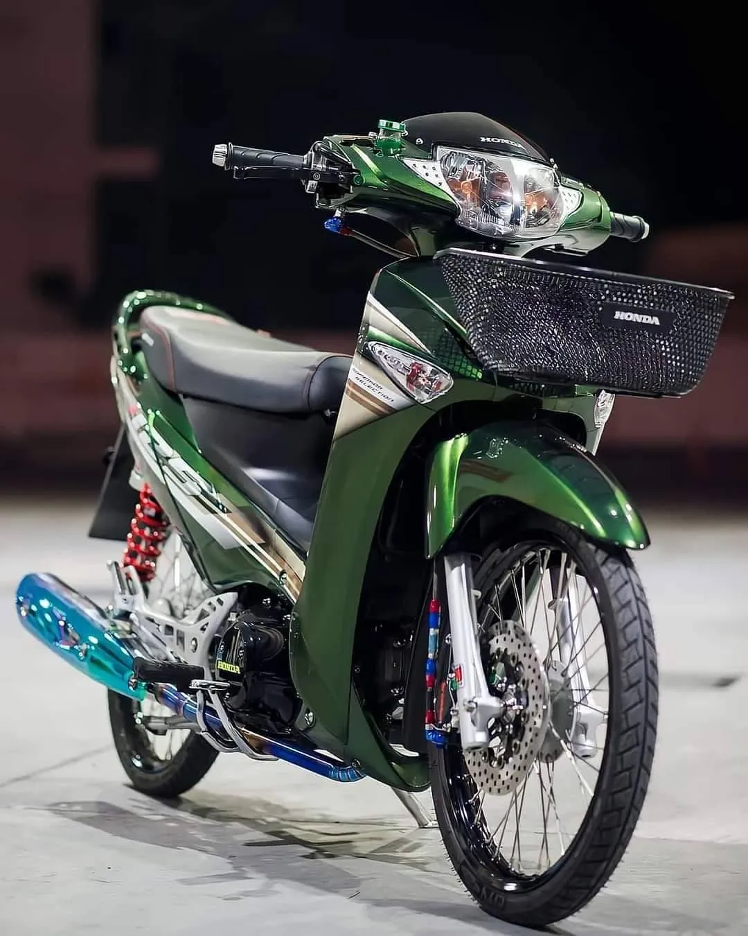 Hình ảnh xe Wave độ màu đẹp với sự phối hợp màu xanh và vàng nổi bật