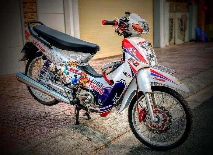 Hình ảnh một nhóm xe Wave độ tham gia sự kiện hoặc trưng bày, thể hiện sức mạnh của cộng đồng đam mê xe độ.