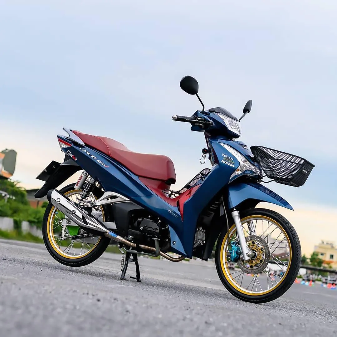 Mẫu xe Wave đời mới được độ kiểng nhẹ, tập trung vào việc thay thế bánh xe và hệ thống treo.