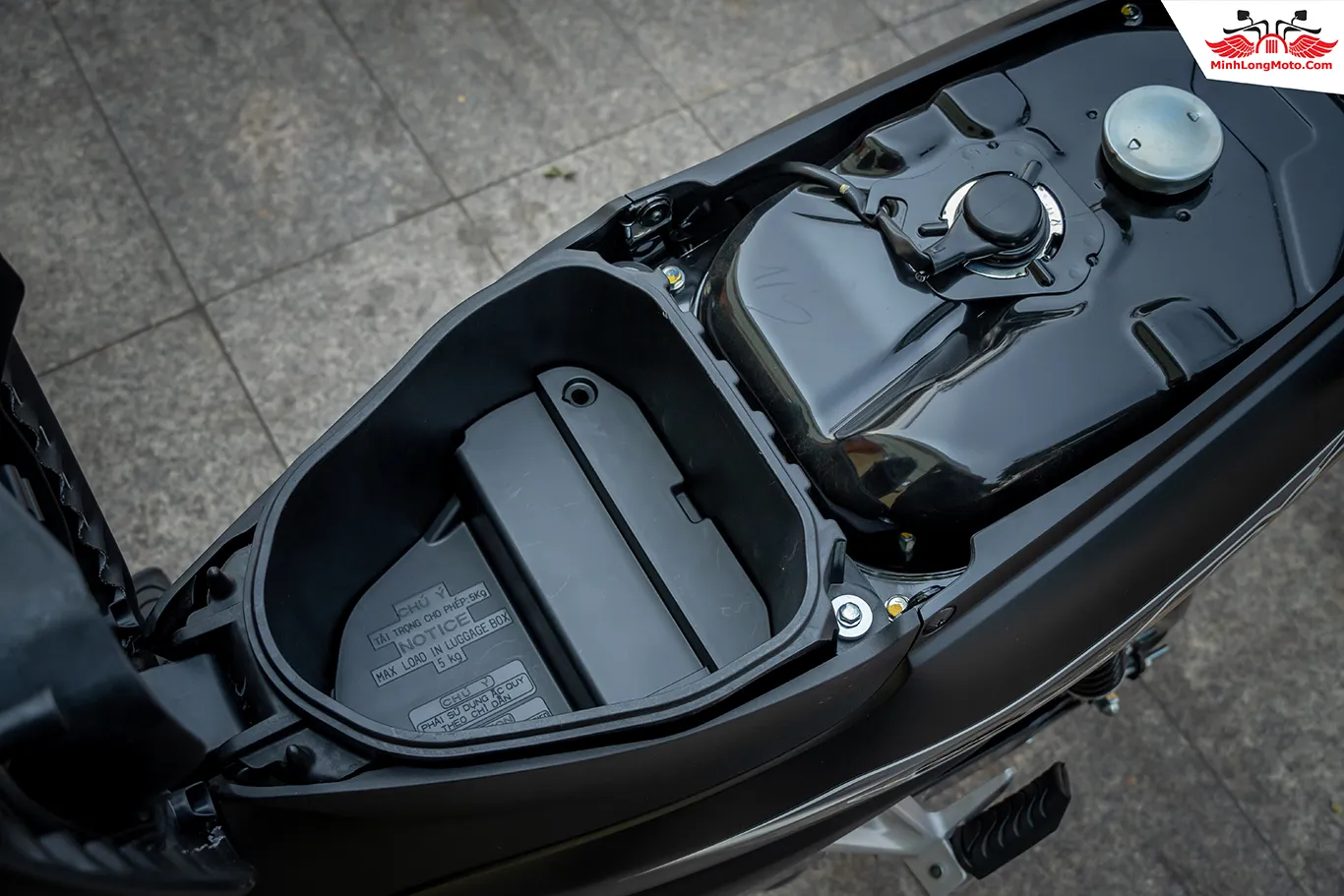 Hình ảnh chi tiết yên xe và thân xe Wave Alpha đen nhám