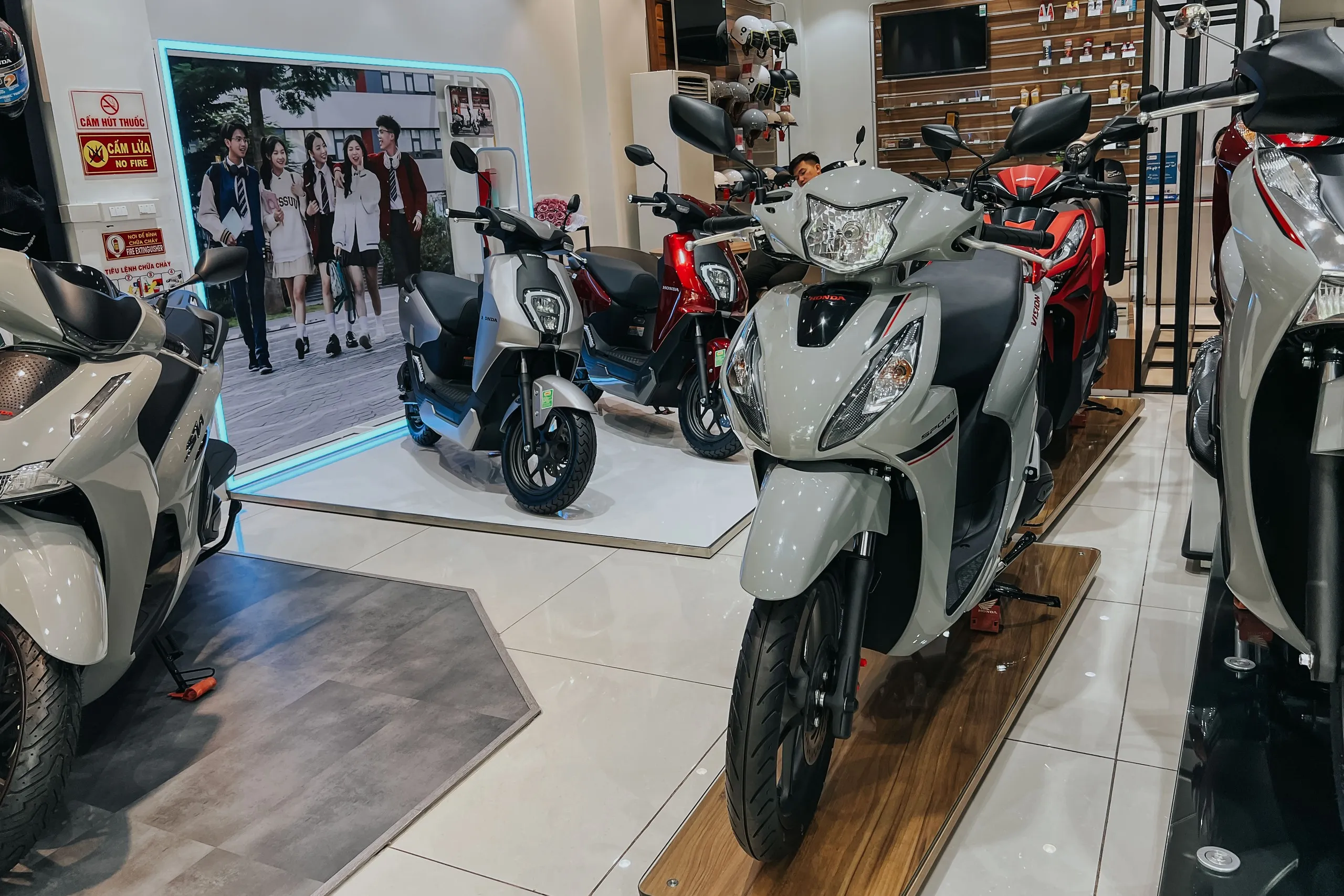 Giá bán thực tế của các dòng xe số Honda như Wave Alpha, Future, và Blade tại các đại lý HEAD luôn cao hơn giá niêm yết chính hãng do nhu cầu thị trường lớn.