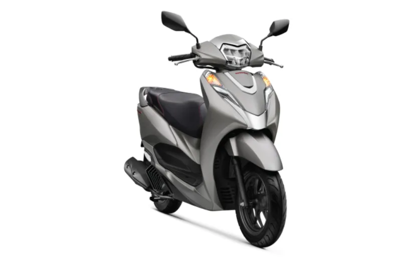 Hình ảnh so sánh Honda Lead 2025 và Yamaha Grande, đối thủ cạnh tranh trực tiếp về giá xe máy yamaha.