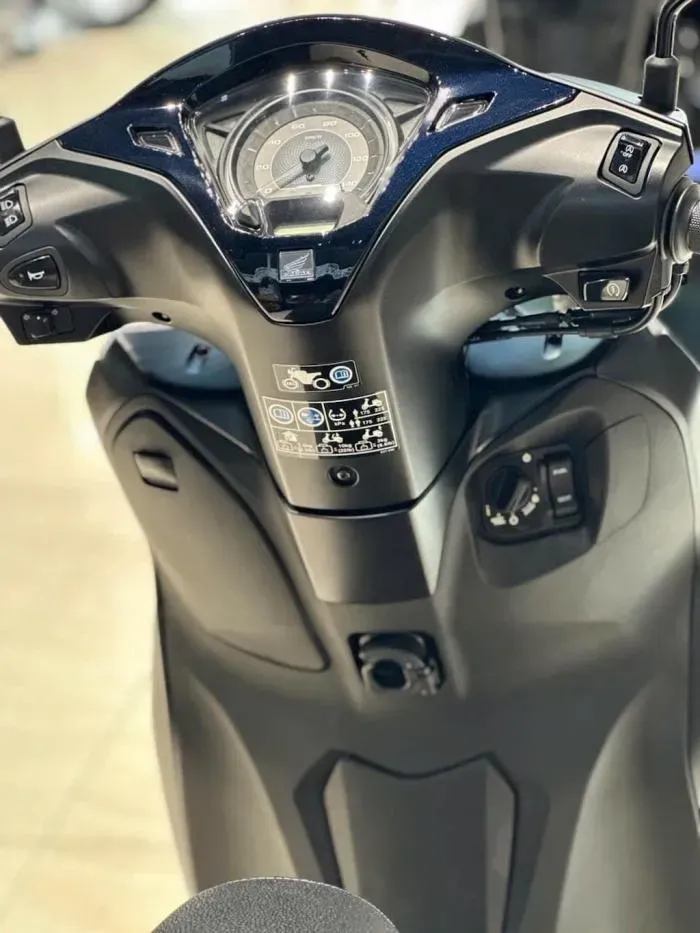 Hộc chứa đồ phía trước tiện lợi của Honda Lead, tích hợp cổng sạc Type C