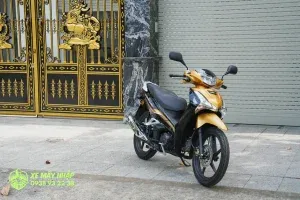 Honda Wave 125i Malaysia màu vàng chụp toàn cảnh