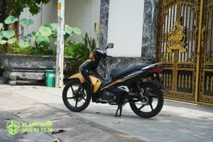 Honda Wave 125i Malaysia màu vàng cận cảnh mặt đồng hồ