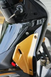 Honda Wave 125i Malaysia màu vàng chụp cận cảnh bánh sau