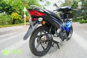 Honda Wave 125i Malaysia màu xanh dương cận cảnh bánh sau
