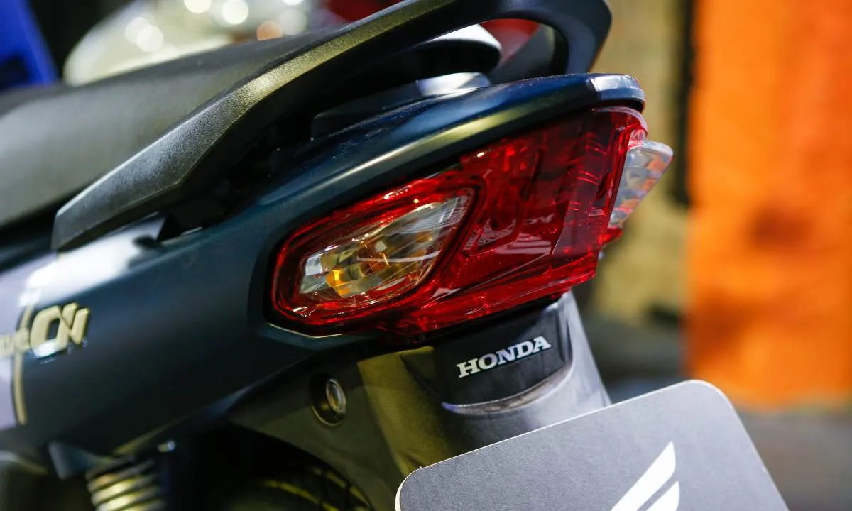 Đèn hậu Halogen và xi nhan sau của xe Wave 110, thiết kế liền khối gọn gàng