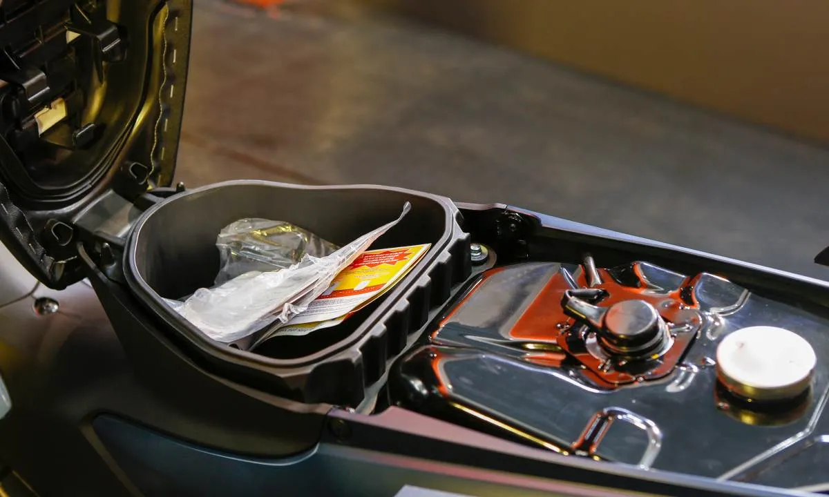 Hộc đựng đồ U-Box 7.2 lít dưới yên xe Wave 110, có thể chứa mũ bảo hiểm nửa đầu