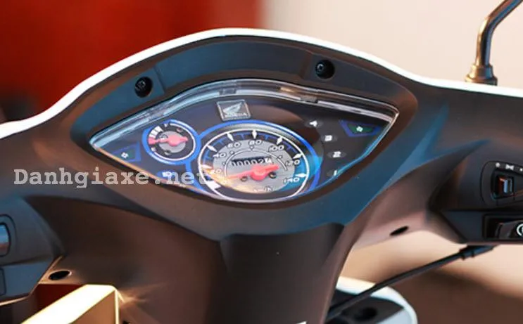 Góc nhìn từ phía sau của Honda Wave Alpha 110cc, làm nổi bật cụm đèn hậu liền khối và thiết kế ống xả vuốt cao