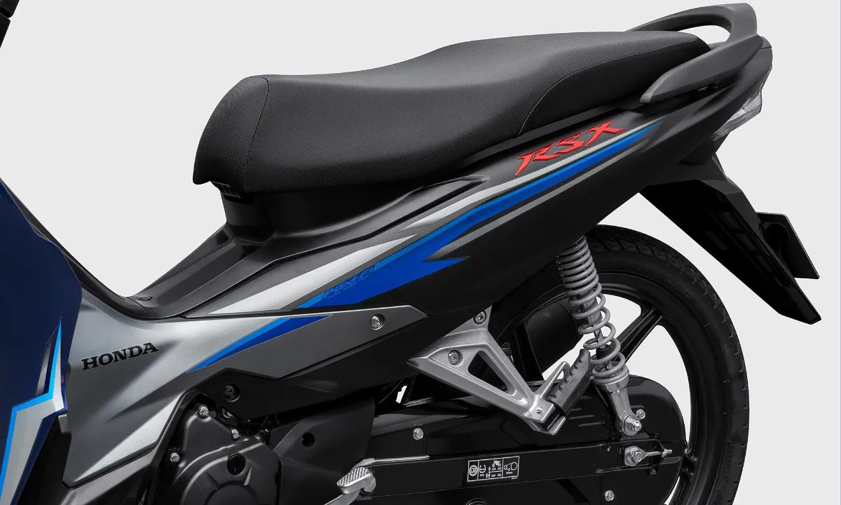 Thiết kế hông xe Wave RSX 2024 với các đường gân dập nổi và tem xe sắc nét