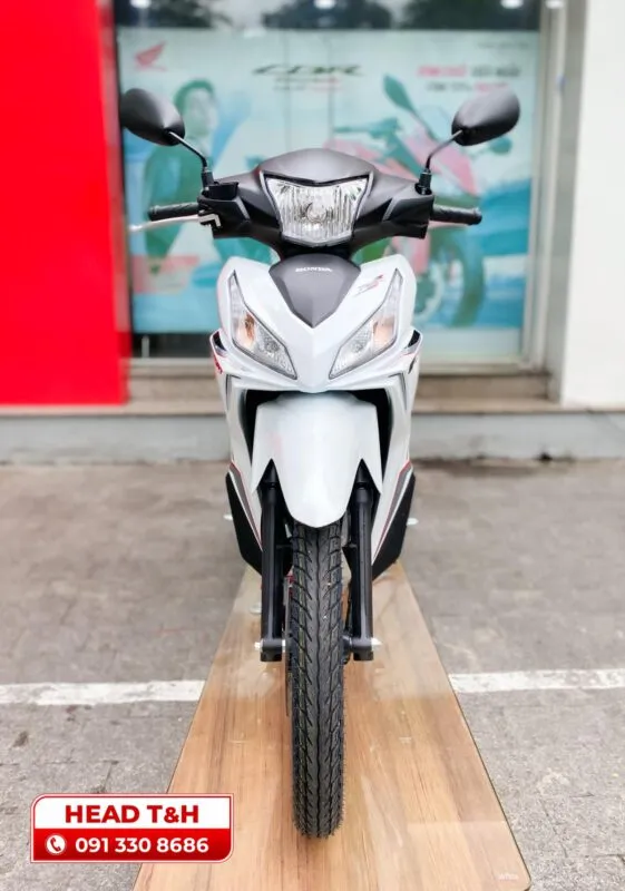 Đầu xe Wave RSX có thiết kế hình chữ V sắc nét và mạnh mẽ